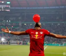 里程碑夜！法兰克福刷新队史纪录，荷甲今夜刷纪录，媒体盛赞，赛季目标并未改变