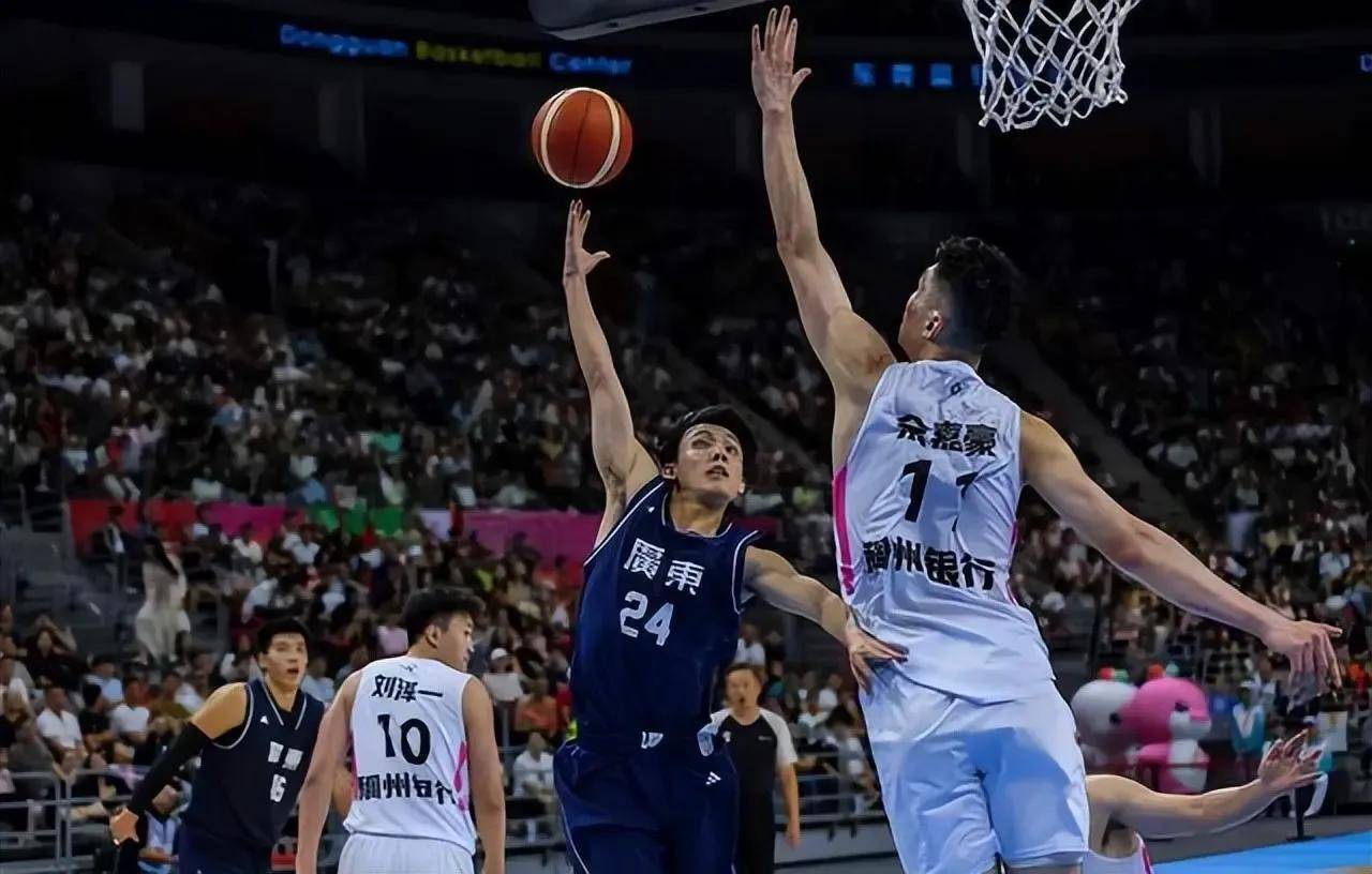 清晨深圳男篮调整名单以备欧篮联，遗憾出局环节打磨，球迷炸锅，纪律约束更严格