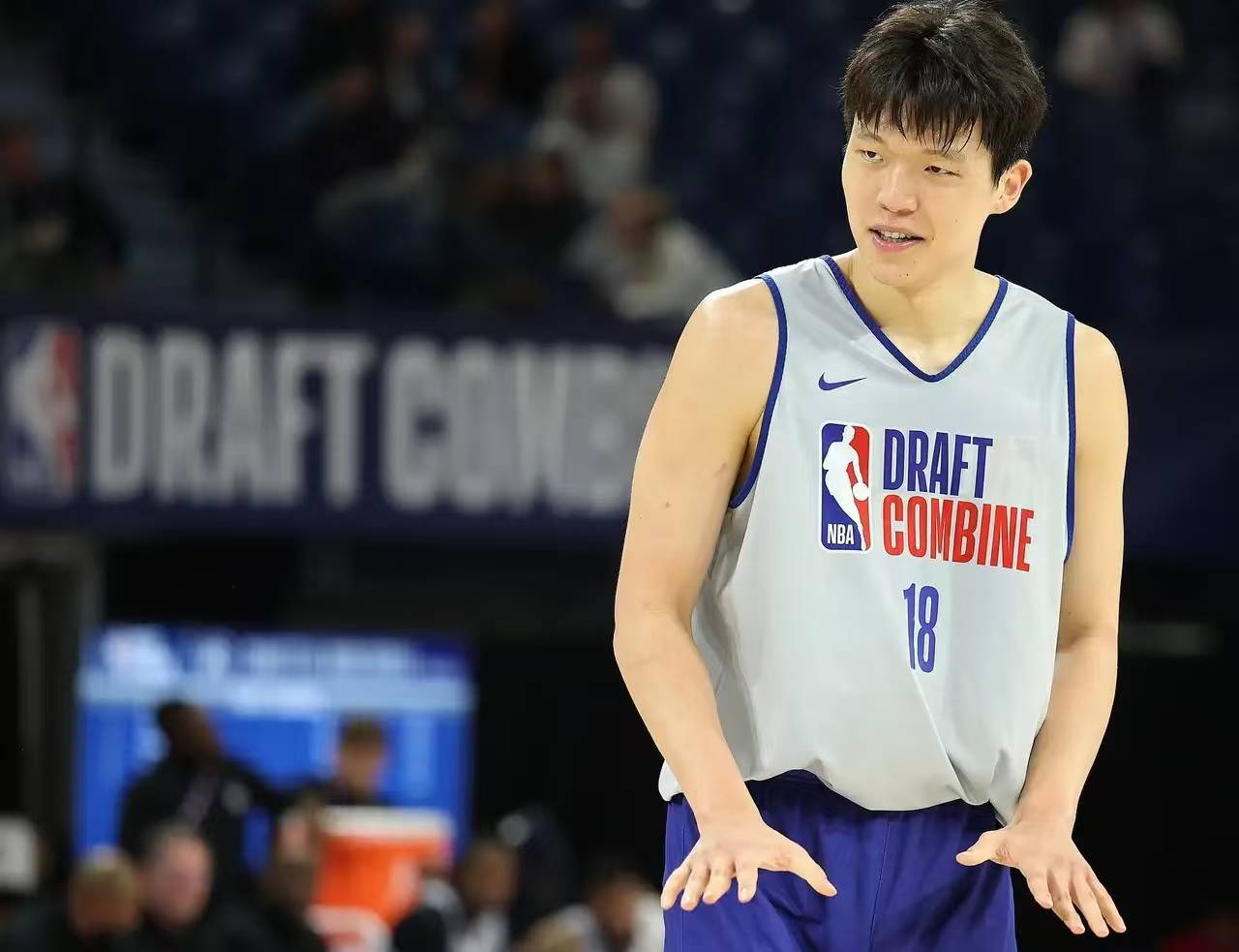 加时末段CBA常规赛传出新动向；塞维利亚战术微调；管理层表态——震撼外界；球探报告显示潜力